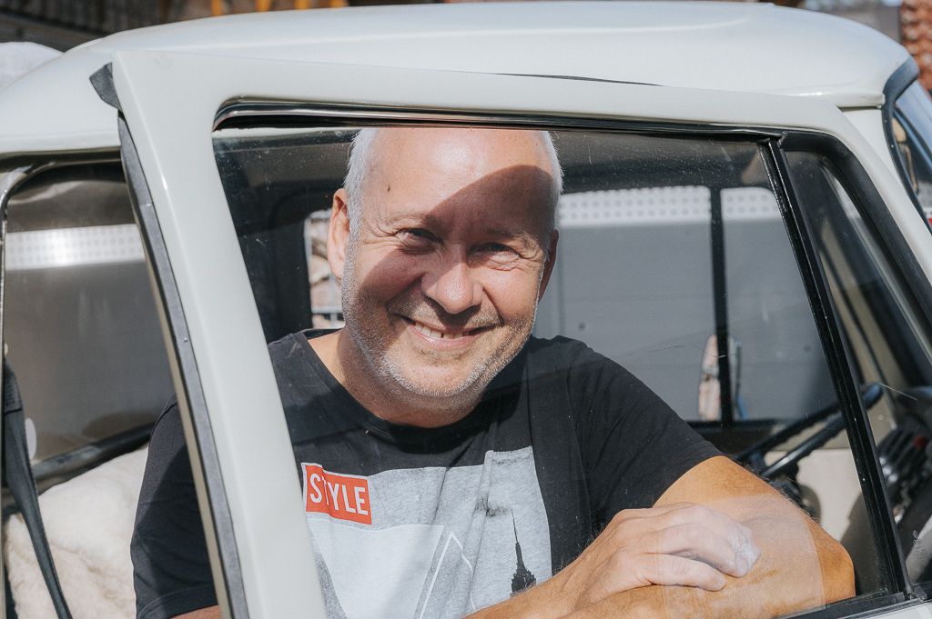 Portrait eines Mannes (Markus) vor seinem VW Kasten