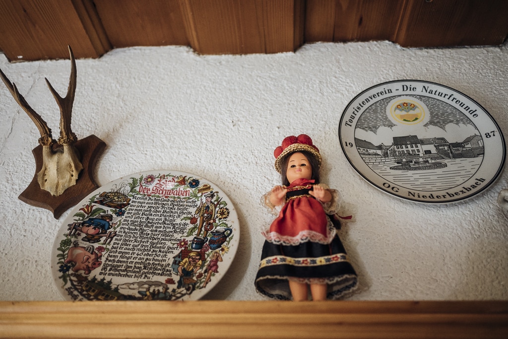 Auf dem Regal steht eine Puppe im Schwarzwald-Dirndl 