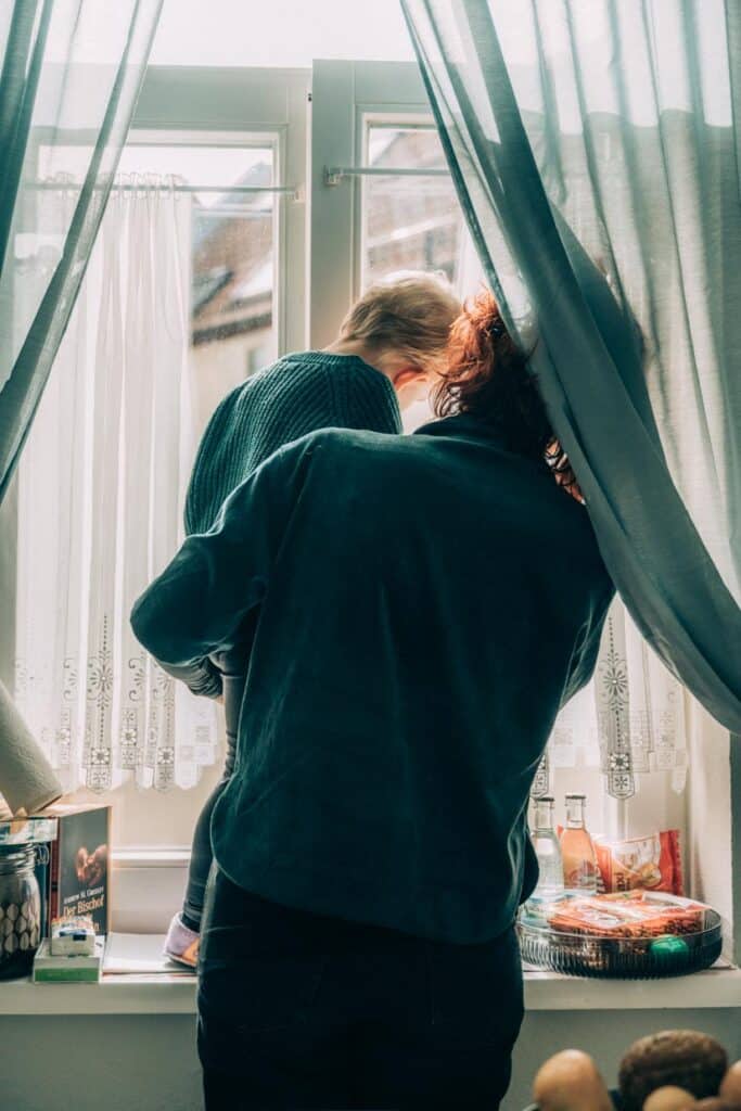 Oma und Enkelin am Fenster