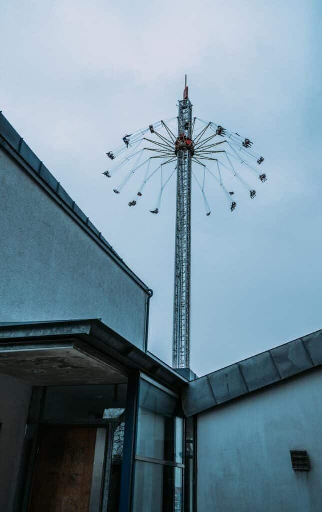 Blick auf eine Attraktion des Frühlingsfestes