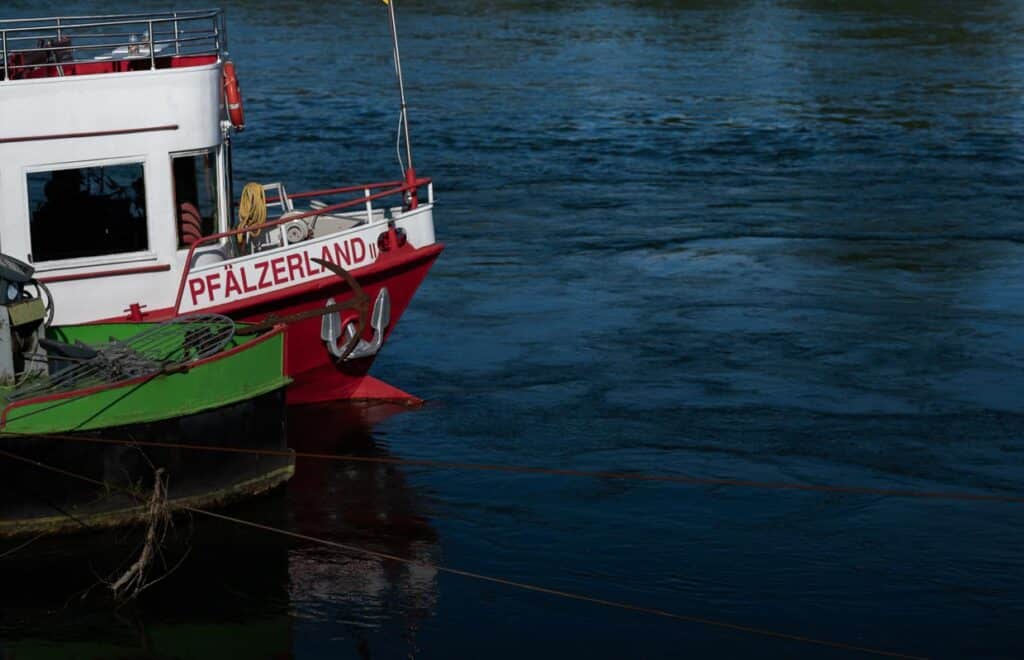 Der Bug eines Schiffes auf dem Rhein . Der Bildausschnitt zeigt den Namen: "Pfälzerland" 