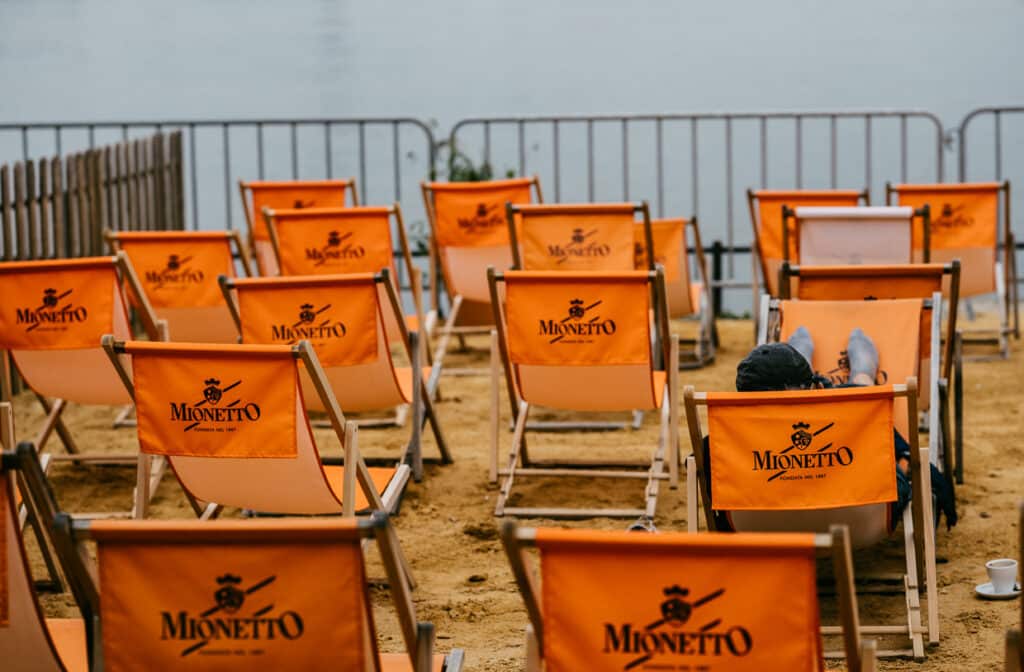 Blick auf Liegestühle in einer Strandbar in Mainz 