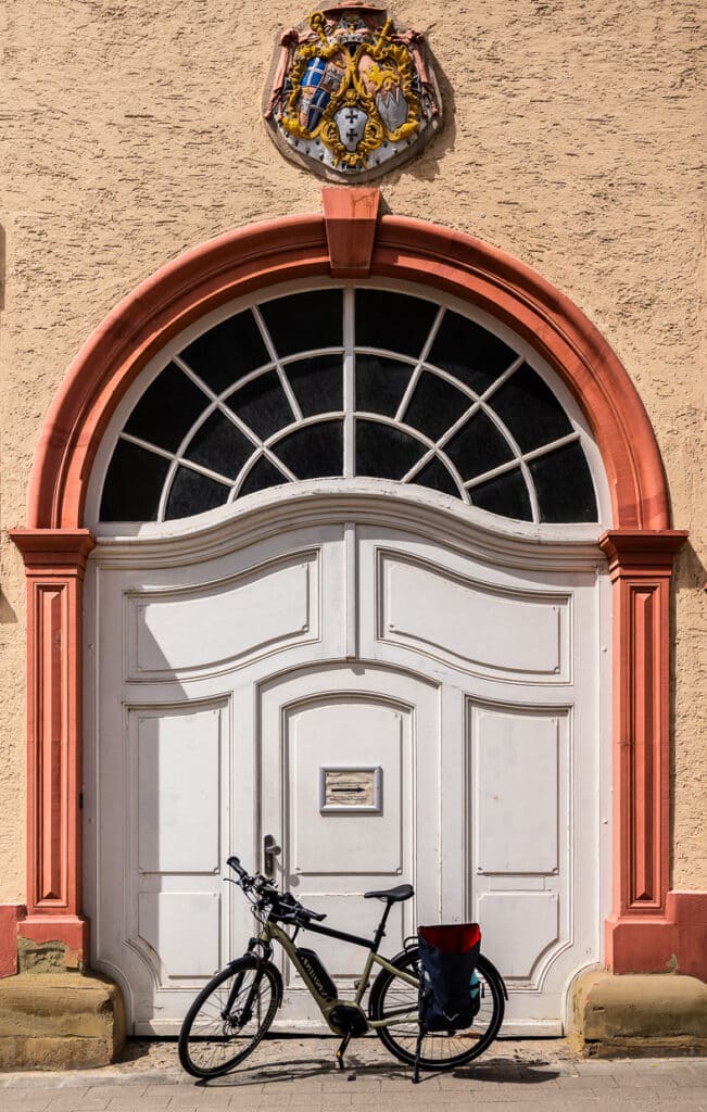 EIn Fahrrad vor einer barocken Tür 