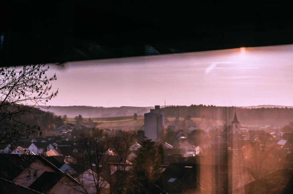 Blick durch ein Fenster aus Neibsheim 