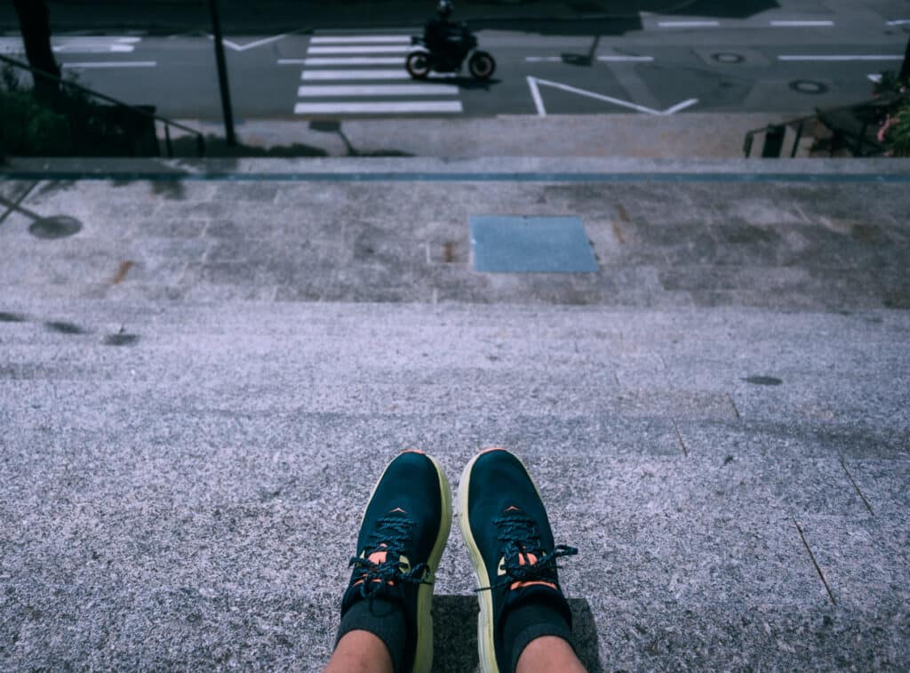 Blick auf meine Füße. AUf einer Treppe sitzend