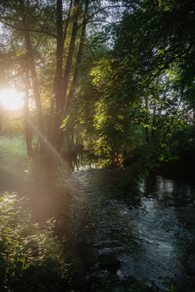 Ein Fluss im Sonnenuntergang