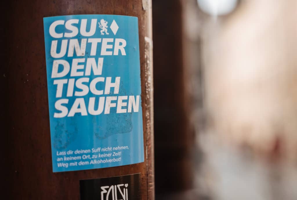 Ein AUfkleber gegen die CSU an einem Masten