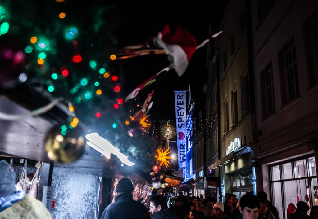 ein nächtlicher Blick in die Straße des Weihnachtsmarktes